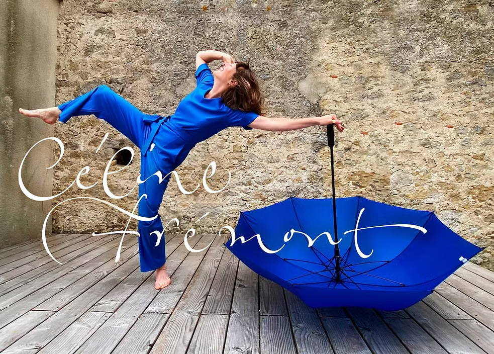 Mise en scène parapluie avec logo de Céline Frémont Création